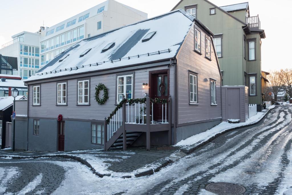 una casa en una calle en la nieve en Reykjavík Treasure B&B en Reikiavik