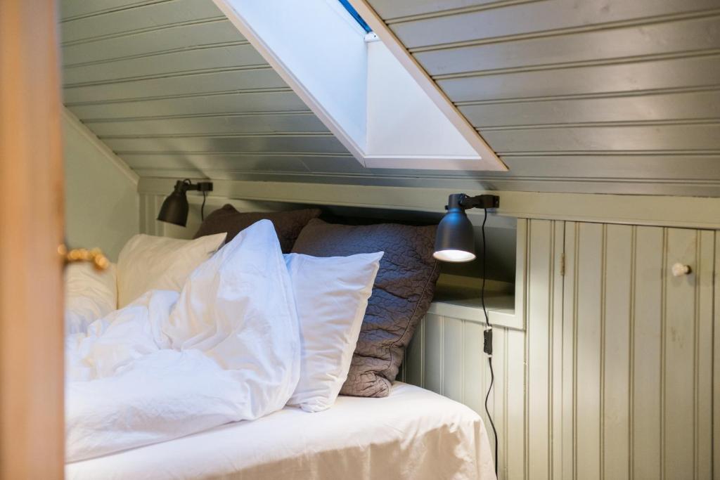 Postel nebo postele na pokoji v ubytování Reykjavík Treasure B&B
