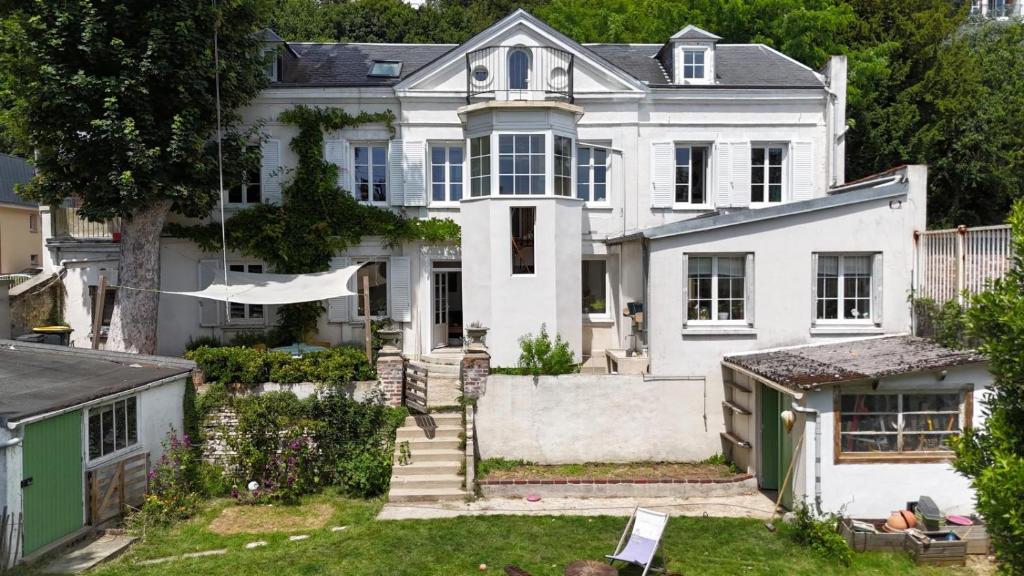 a large white house with a yard at Bienvenue au 24 in Le Havre