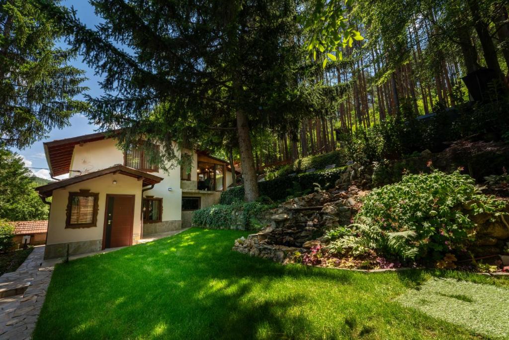 a house with a yard with green grass and trees at Вила Бучала Villa Buchala in Dyakovo