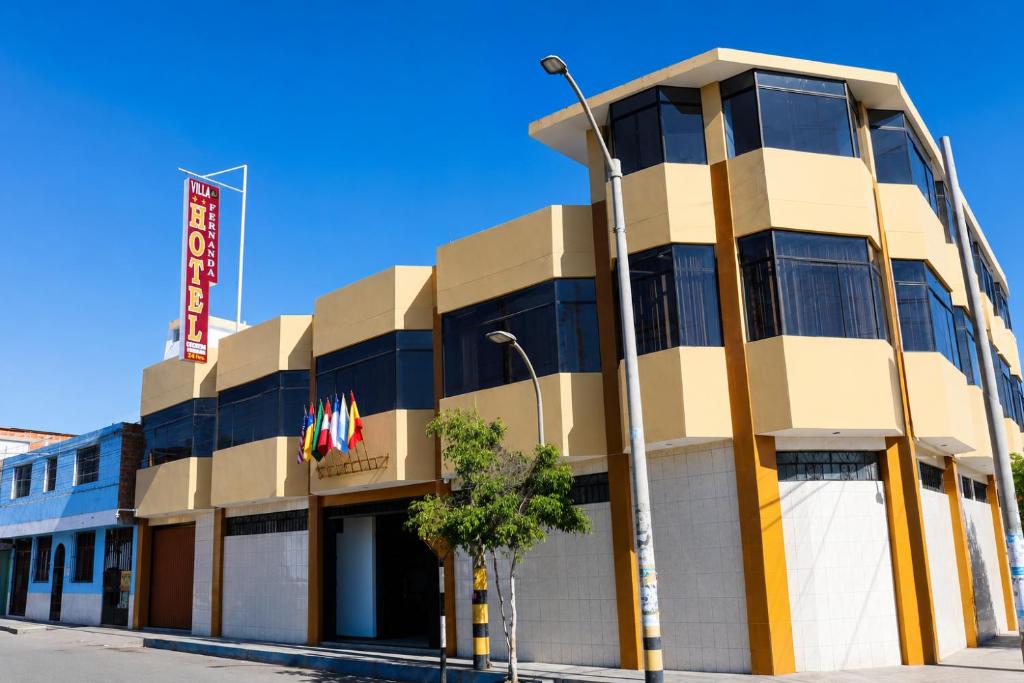 a building on a street with a street light at Villa Fernanda Hotel in Tacna