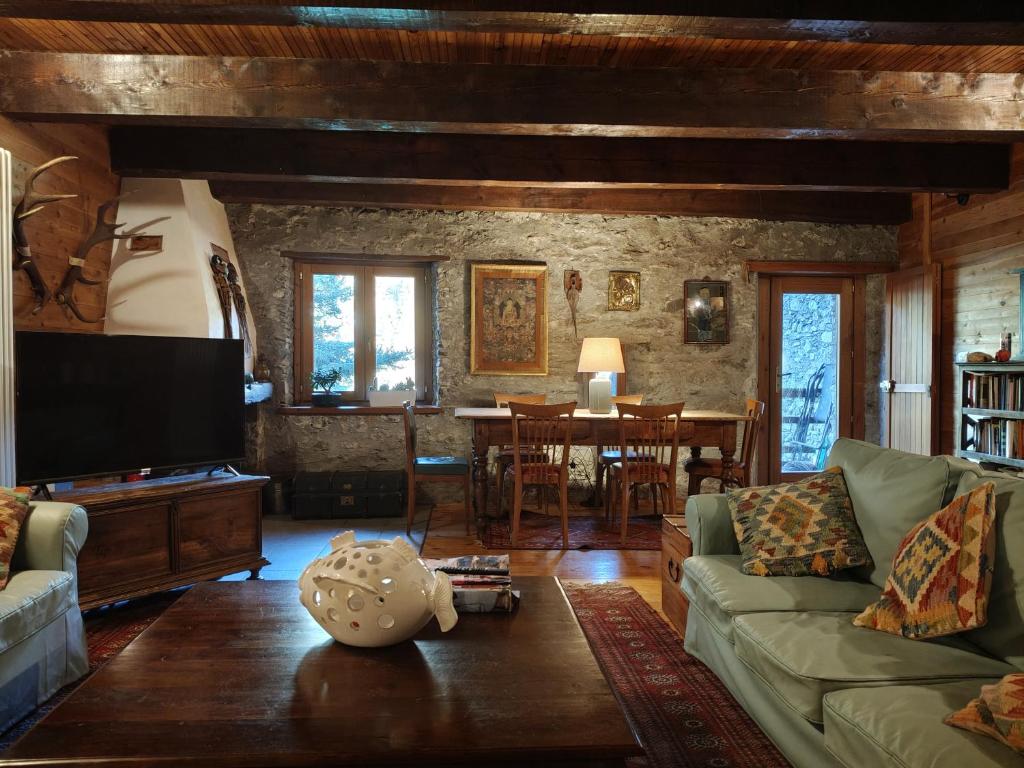 a living room with a couch and a tv at Rifugio Escursionistico Vernin in Fenils