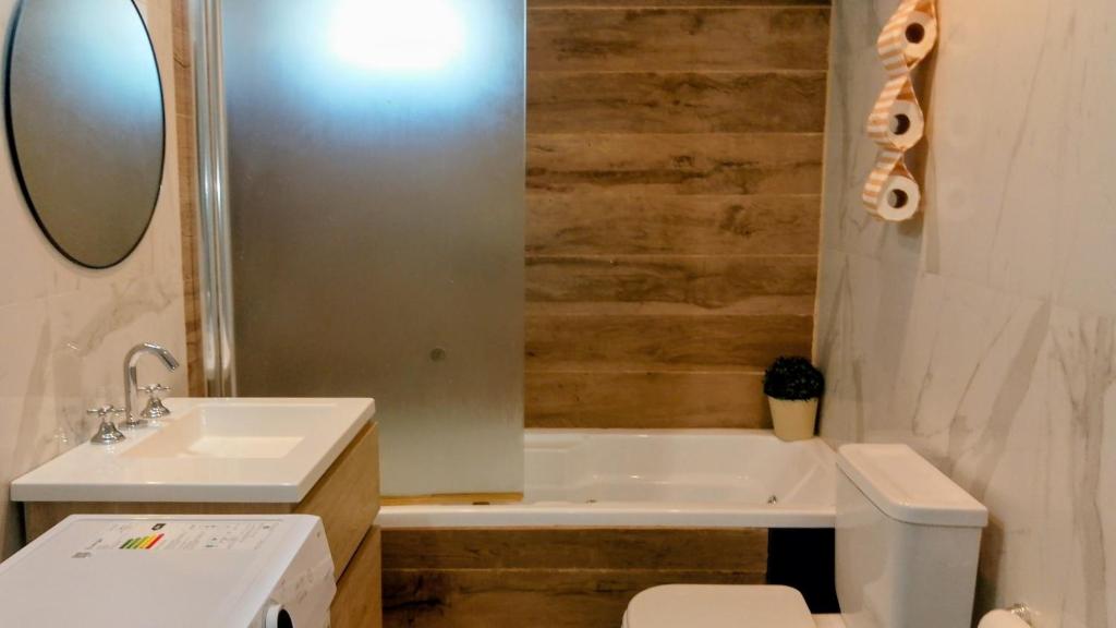a bathroom with a sink and a toilet and a tub at Depto Muy Patagónico, lindo y cómodo in Trelew