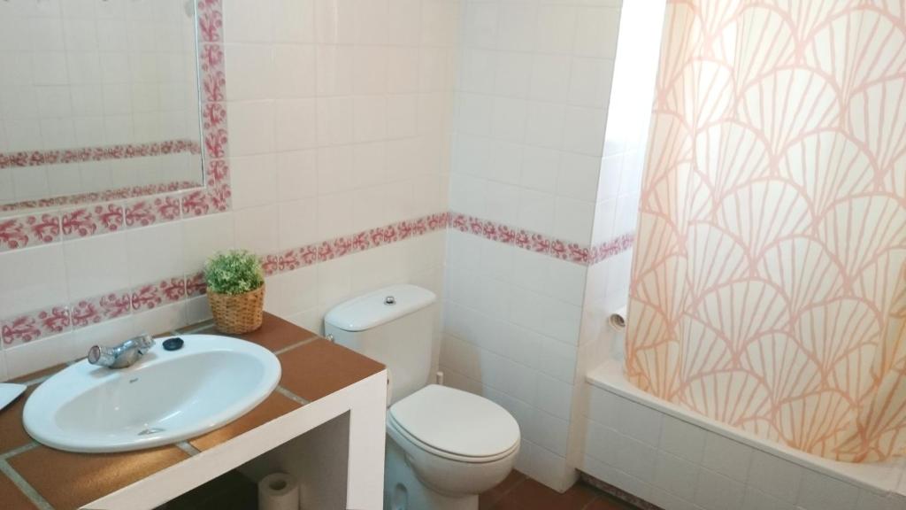 A bathroom at Apartamentos Turísticos La Mundial