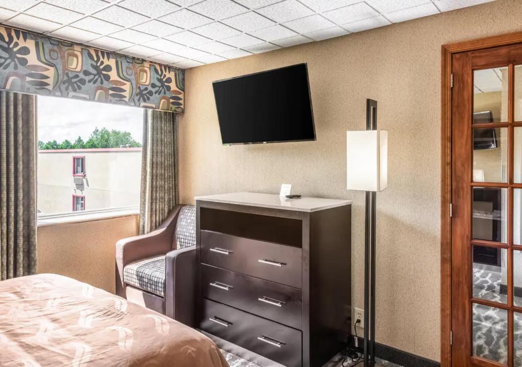 Quality Inn East Stroudsburg - Poconos - Queen Suite With Sofa Bed - Non Smoking
