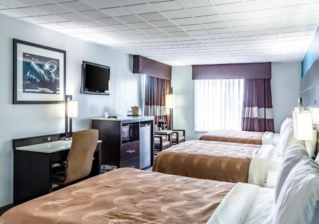 Quality Inn East Stroudsburg - Poconos - Family Room With Three Queen Beds - Non Smoking