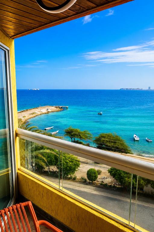 a window with a view of the ocean at Apartamento vacacional pampatar in Pampatar
