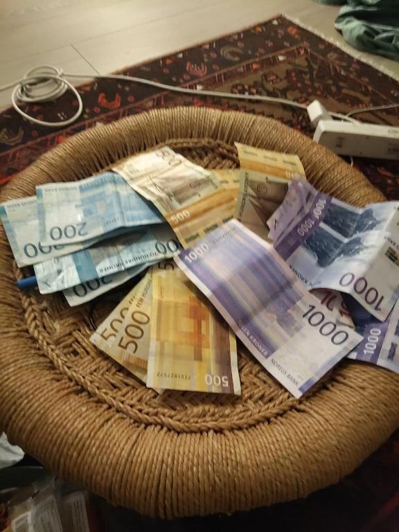 ein Weidenkorb voller Geld in der Unterkunft Torleiv in Oslo
