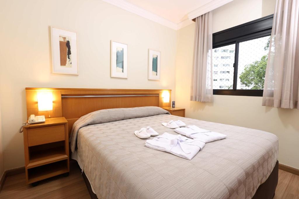 a bedroom with a bed with towels on it at Transamerica Paradise Garden in São Paulo