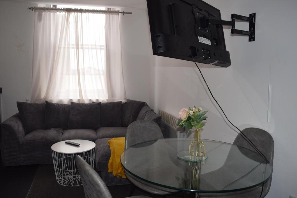 Ilkeston 2BR 3Bed Apartment w'Smart TV & WiFi - Housity