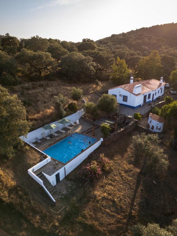 an aerial view of a house and a swimming pool at Horta dos Cismeiros, Monsaraz - Monte Alentejano com Piscina in Monsaraz