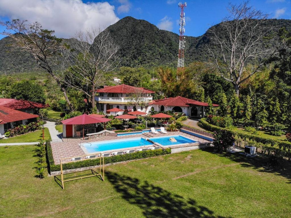 an aerial view of a house with a swimming pool at Hotel Valle Verde in Valle de Anton