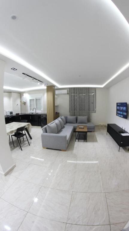 a large living room with a couch and a table at Appartement Aokas Béjaïa in Aokas