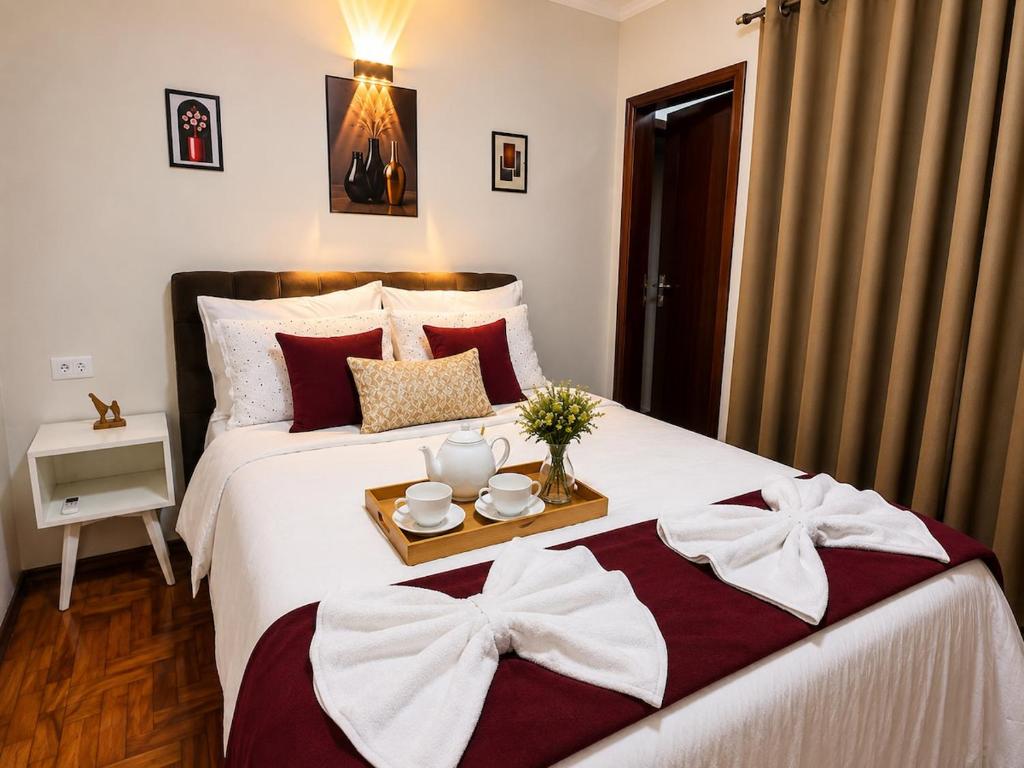 a bedroom with a bed with bows on it at Casa p/ 7 | 3 quartos c/ ar e churrasqueira in Ourinhos