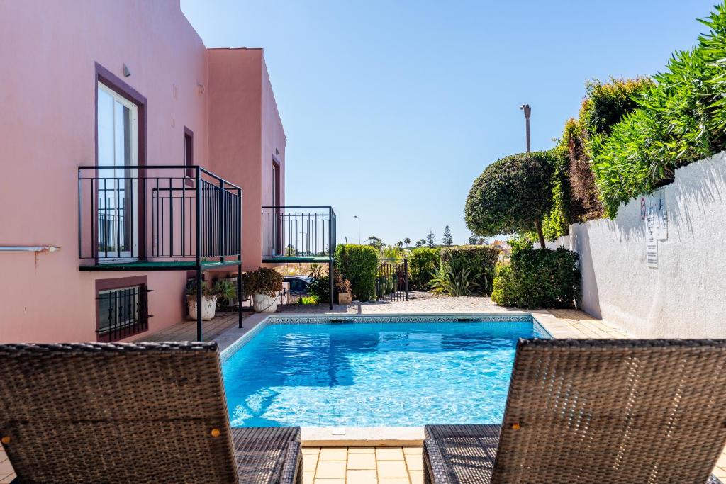 Apartamento em Moradia com Piscina - perto das praias