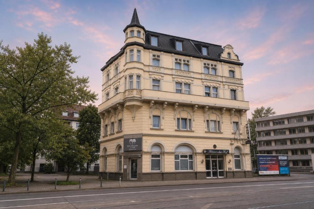 a tall building on the corner of a street at Rheinischer Hof Duisburg in Duisburg