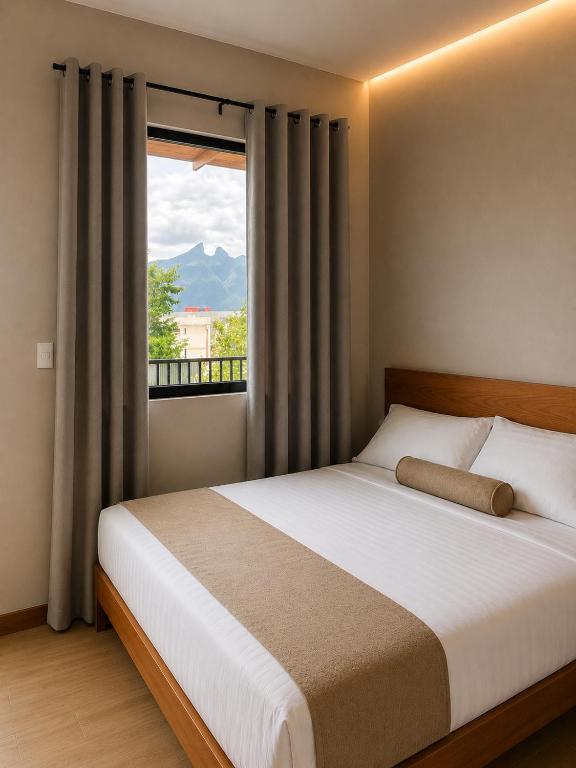 ein Schlafzimmer mit einem Bett und einem großen Fenster in der Unterkunft Hotel Barrio Boutique in Monterrey