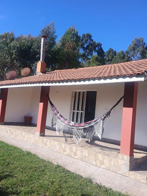 a house with a rope attached to it at Chalé Luar da Serra in Camanducaia