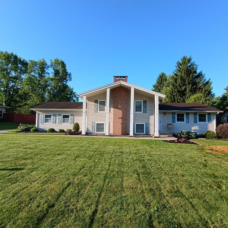 a house with a large lawn in front of it at Cliffside Cottage in Mansfield