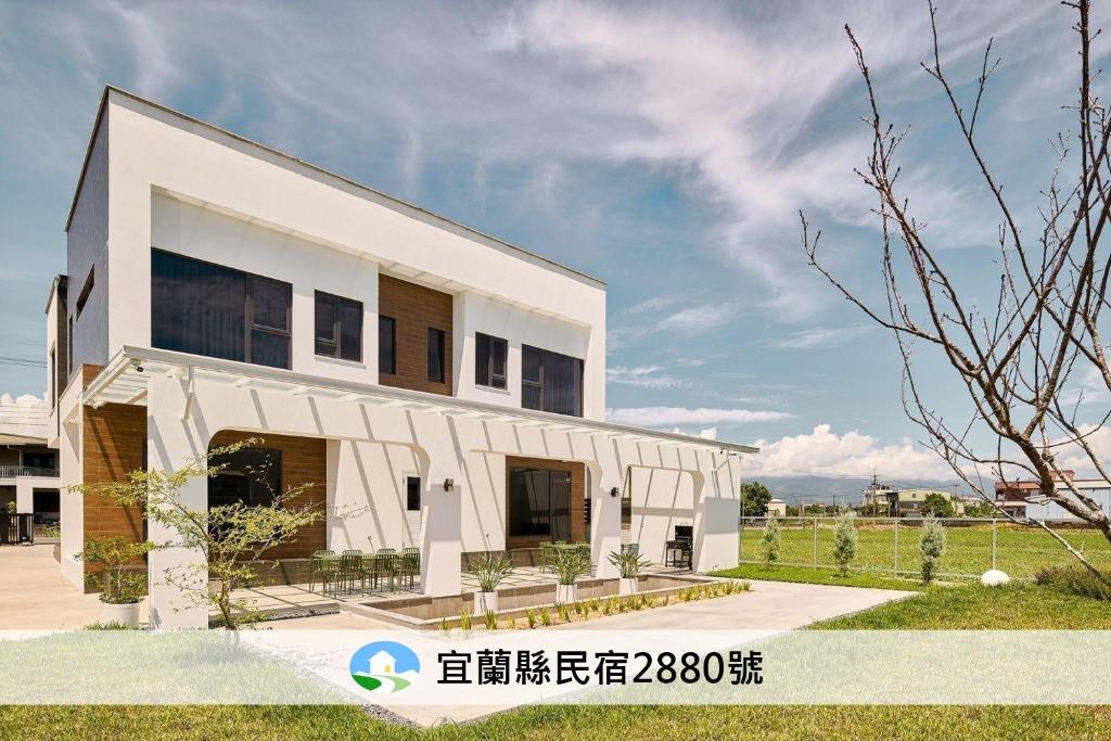 a large white house with a sky at 藤夏日光 in Weiqian