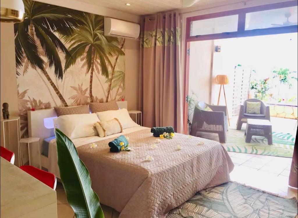 a bedroom with a large bed with stuffed animals on it at Suite confortable avec vue imprenable in Punaauia