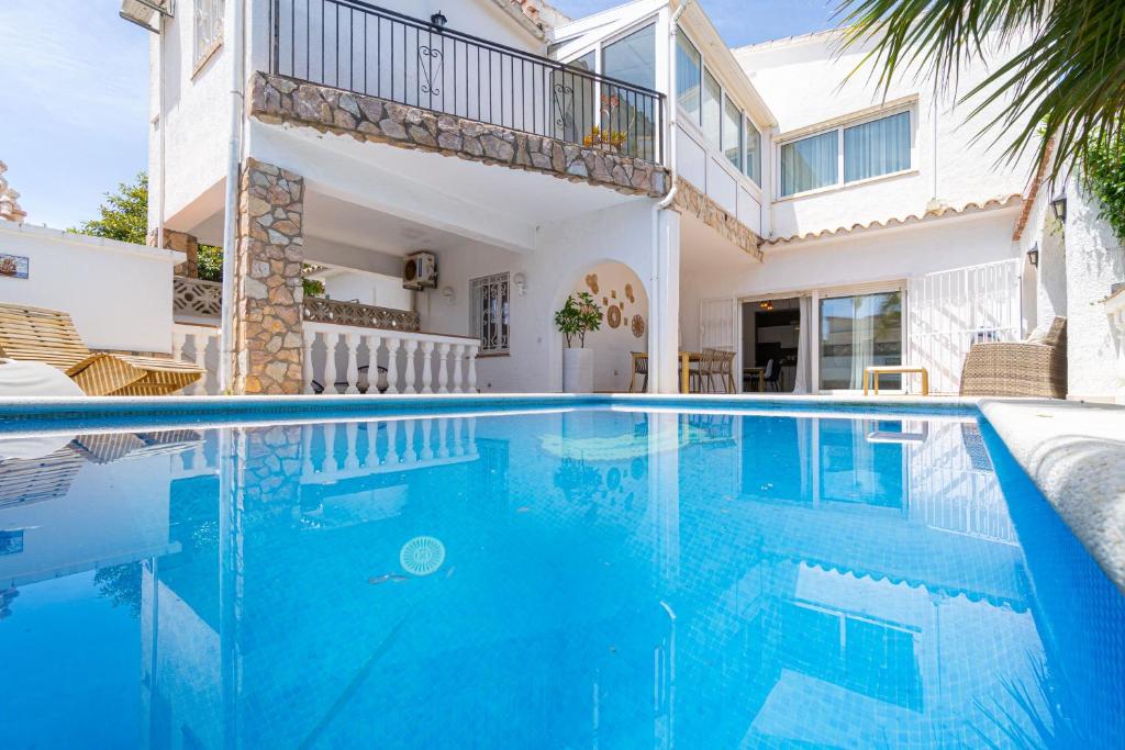 Beautiful villa with swimming pool