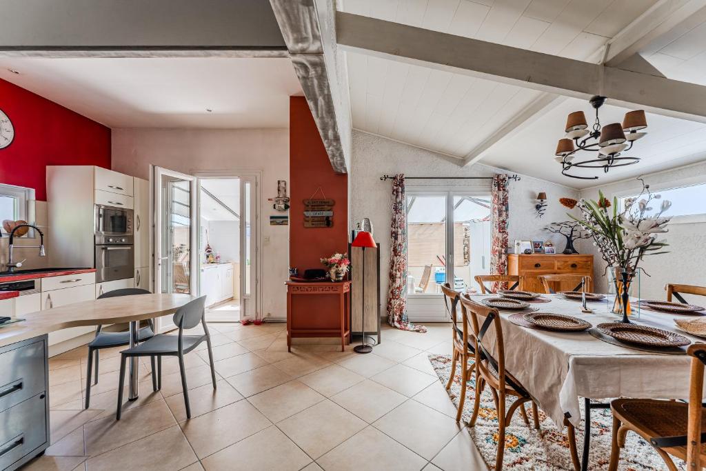 a kitchen and dining room with a table and chairs at Villa Micoco-Bassin d'Arcachon in Gujan-Mestras