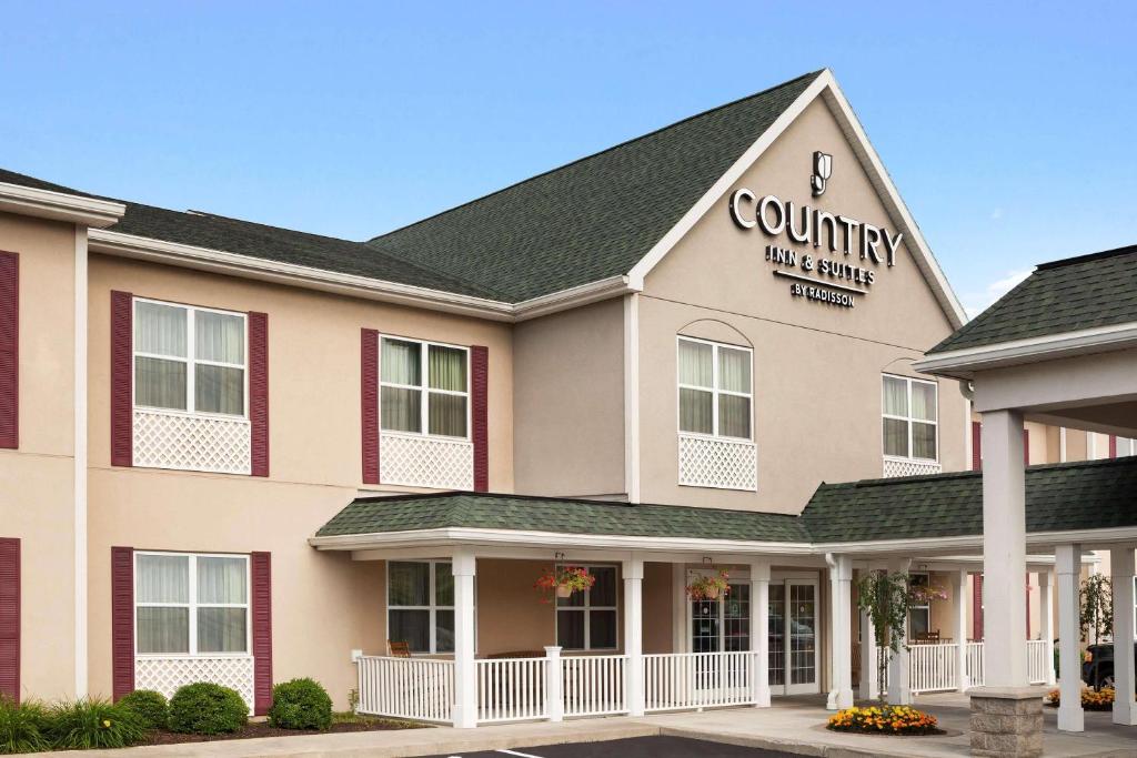 a front view of a country inn and suites at Country Inn & Suites by Radisson, Ithaca, NY in Ithaca