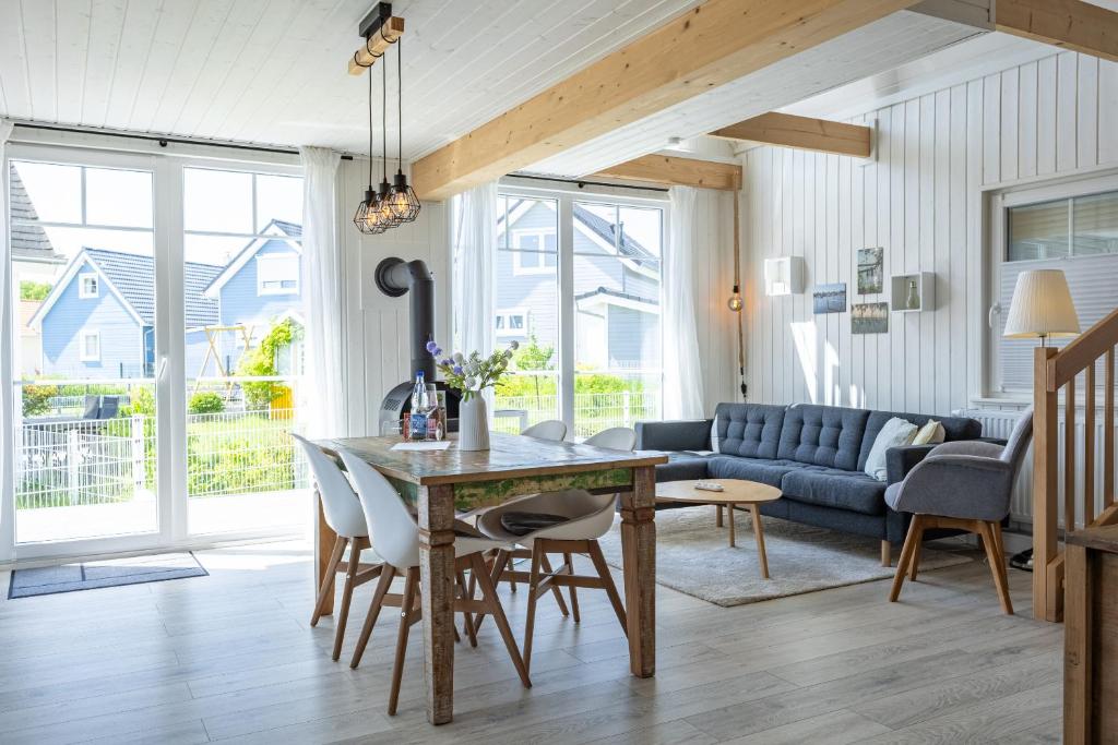 a living room with a table and a couch at Ferienhaus Hafenoase in Wandlitz