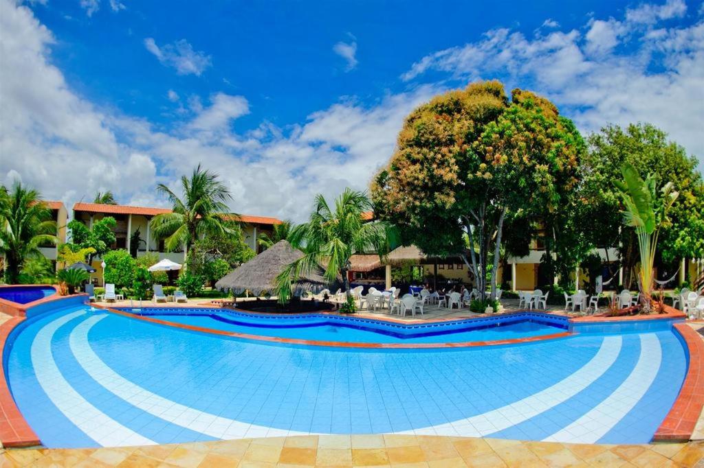 una gran piscina en un complejo en Solar Pipa Apartamentos, en Pipa