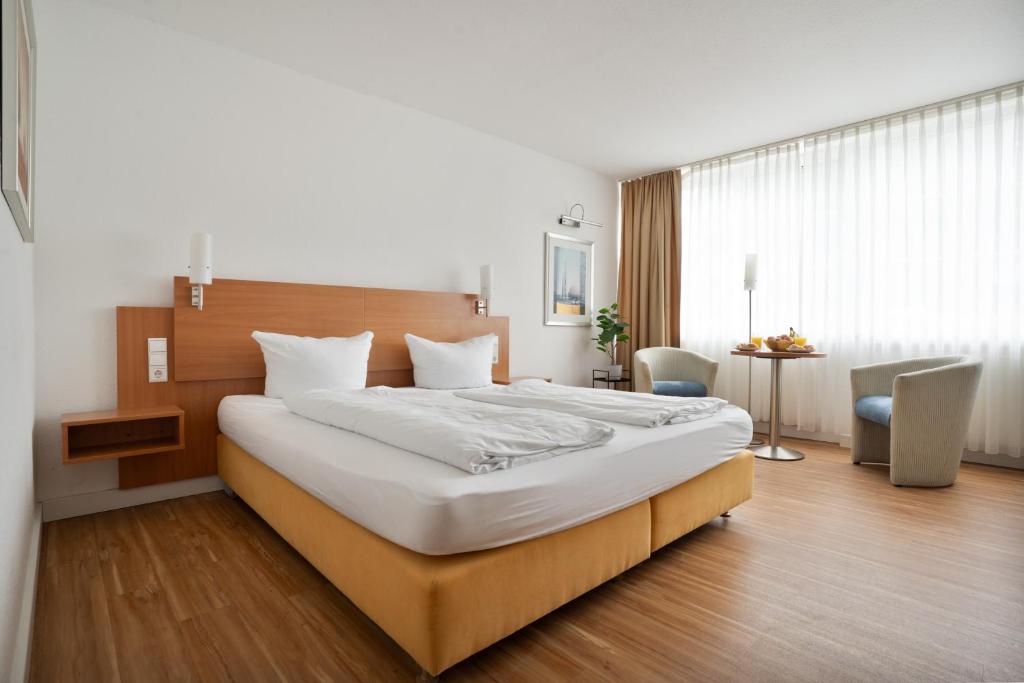 a bedroom with a large bed in a room at Schöne Apartments I Kostenloses Parken I home2share in Münster