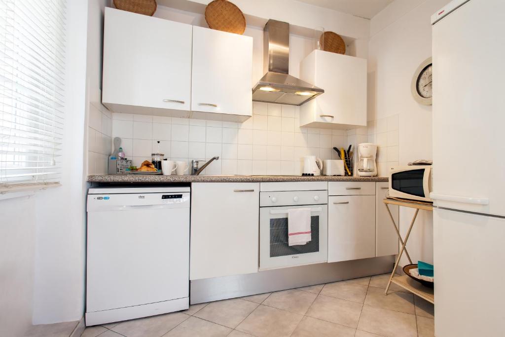 Majoituspaikan Pimms Apartment keittiö tai keittotila