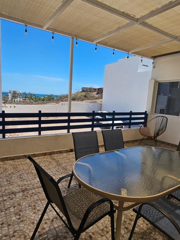a table and chairs with a view of the beach at Depa 224pa con terraza alberca in San Carlos