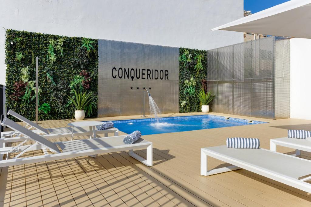 Baseinas apgyvendinimo įstaigoje Hotel Conqueridor arba netoliese