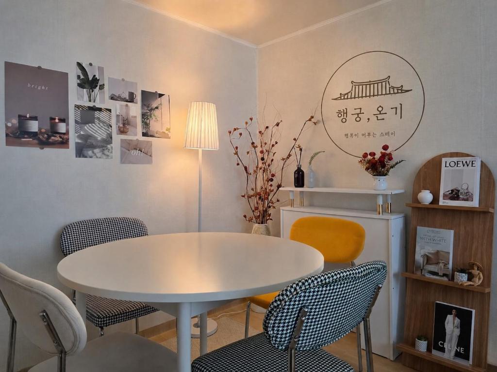 a table and chairs in a room with a table and a table and chairs at 스테이 온기 in Suwon