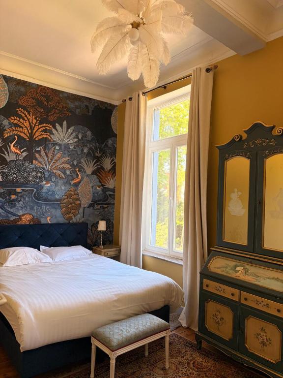 a bedroom with a bed and a large window at Le Palais d'Orient - Suite avec salle d'eau in Hannut