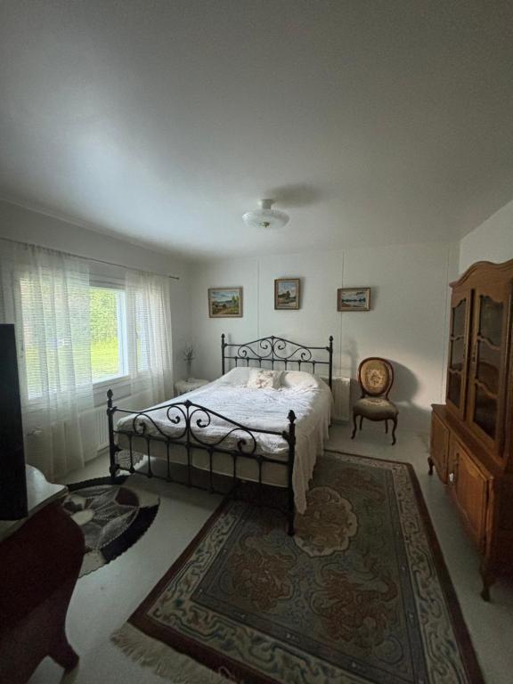 a bedroom with a bed and a window and a rug at Studio Sillankorva in Viitasaari