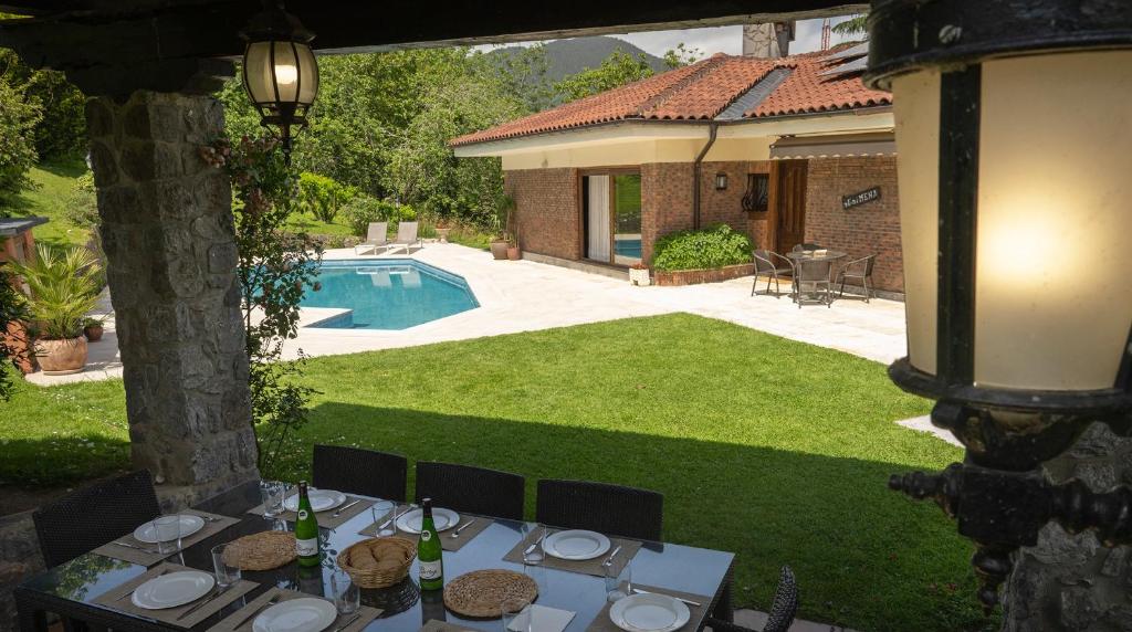 a table with plates of food on top of a yard at Casa Rural Oroimena in Andoain