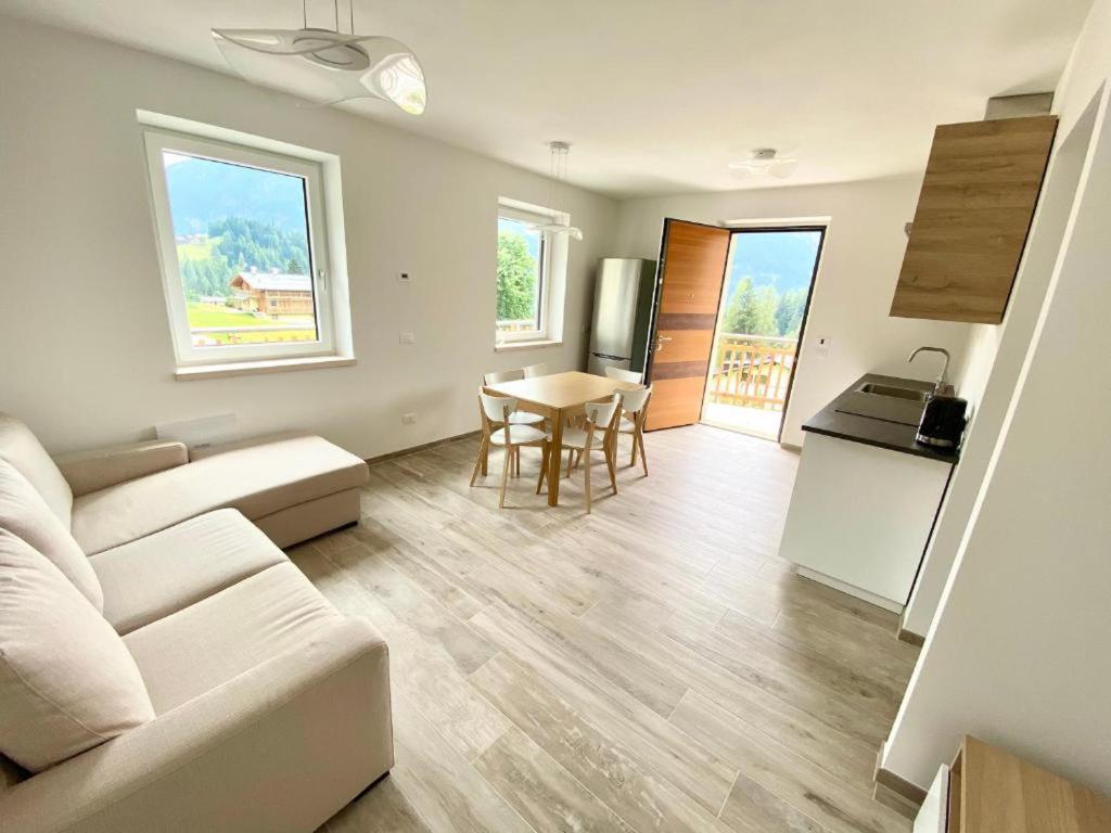 ein Wohnzimmer mit Sofa und Tisch in der Unterkunft Feder Peaks in Canale dʼAgordo
