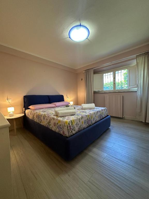 a bedroom with a large bed in a room at Spacious e Modern Comfort Near Center in Lucca