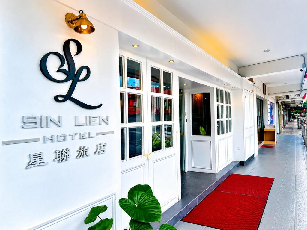 a building with a sign for a hotel at SiN LiEN HOTEL in Kluang