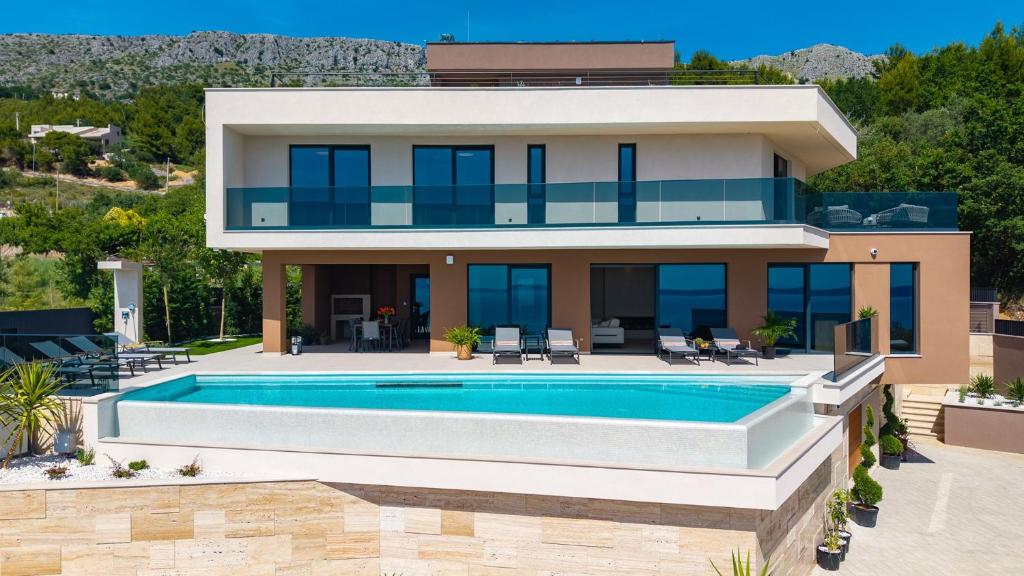 Seaview Villa Allure, Luxurious 4 en-suite bedroom Retreat with panoramic sea views