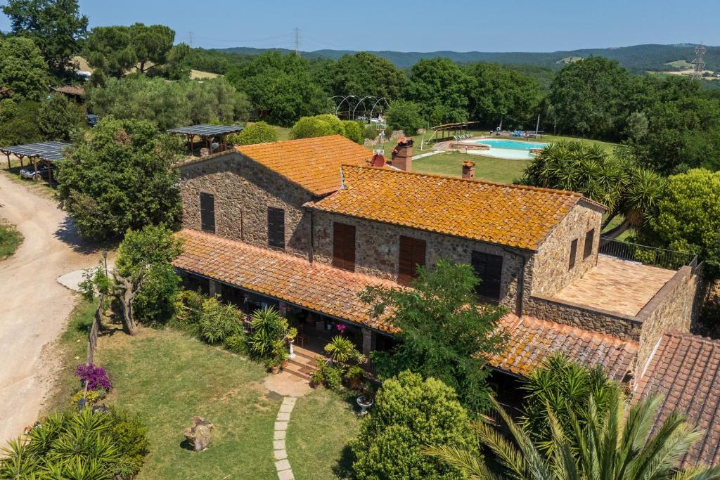 an aerial view of a house with a pool at Agriturismo Campo Ruffaldo in Massa Marittima