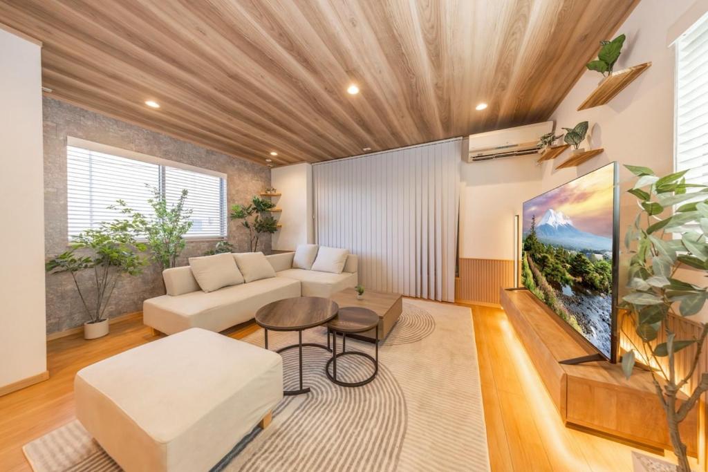 Newly Opened, View of Skytree from the bedroom, 5 mins by train to Skytree Station, 7 mins to the nearest station