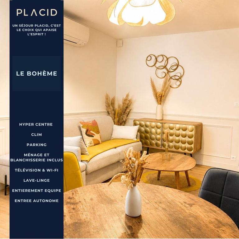 a living room with a table and a couch at Le Bohème - hyper centre - cosy in Mont-de-Marsan