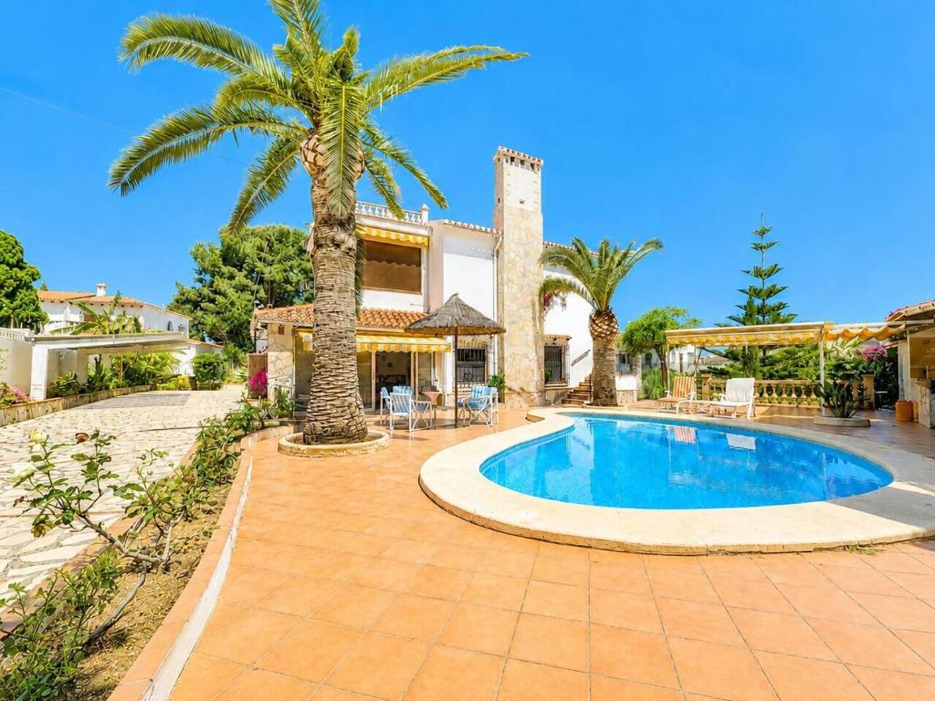 Planta baja independiente en villa con piscina
