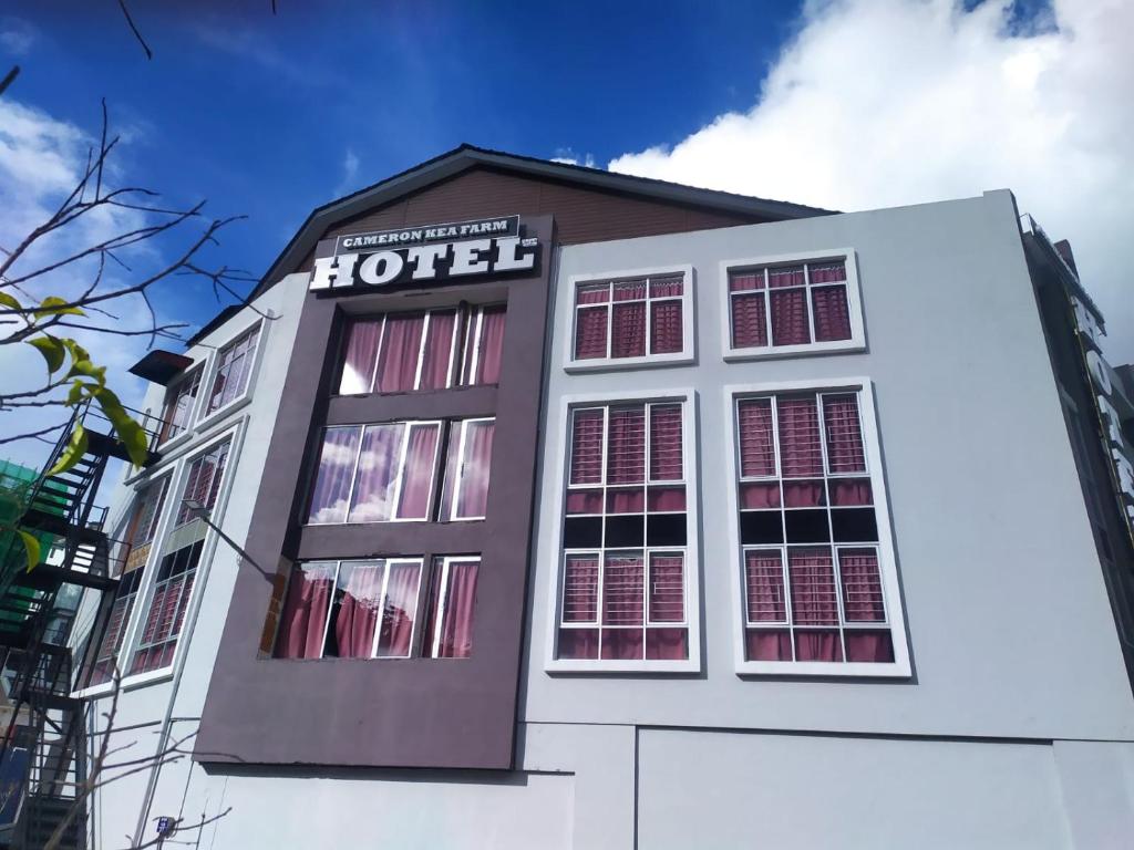 a large white building with a hotel sign on it at Cameron Keafarm Hotel in Brinchang