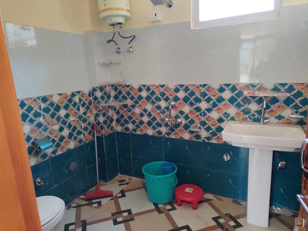 a bathroom with a sink and a toilet at Peak Paradise homestay in Sainj