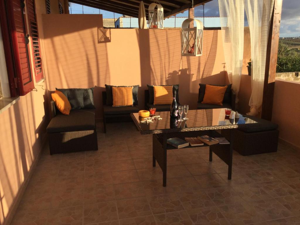 uma sala de estar com sofás e uma mesa com uma mesa em Dolci Paesaggi em Marausa
