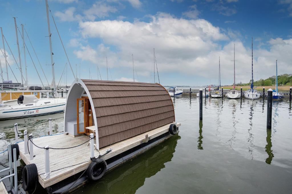 a small boat tied to a dock in the water at Hausboot Störtebeker in Stralsund